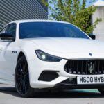 El Maserati Ghibli es un sedán deportivo italiano que se destaca por su diseño elegante y su potente motor. Desde sus faros en forma de bumerán hasta el icónico tridente en la parrilla delantera, el Ghibli es un espectáculo visual. Sin embargo, detrás de su atractivo exterior se esconde una serie de problemas de fiabilidad. Las piezas son extremadamente caras y el mantenimiento puede convertirse en un gasto constante. En palabras de los expertos, el Ghibli se compara con una 