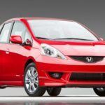 Puntuación de confiabilidad: 83/100
El Honda Fit es un pequeño auto que ha sorprendido a muchos por su fiabilidad y versatilidad. Con un motor de 1.5 litros de cuatro cilindros, el Fit es una excelente opción para quienes buscan un vehículo económico, con gran espacio interior y un rendimiento impresionante. Su transmisión manual de 5 velocidades y la versión Sport lo convierten en un coche divertido de manejar en carreteras secundarias. Con una puntuación de fiabilidad sobresaliente y un coste de mantenimiento anual de $362, el Honda Fit se considera una joya duradera en el segmento de autos pequeños.
Kilometraje máximo registrado: 500,000 km
Calificación de confiabilidad de KBB: 4.8/5.