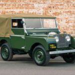 El Land Rover Series 1 es un verdadero pilar de la historia británica. Concebido originalmente para agricultores y servicios de emergencia, se convirtió rápidamente en un icono que representaba la versatilidad y la durabilidad. Con su tracción integral, robustez y la capacidad de enfrentarse a terrenos difíciles, el Land Rover Series 1 se ganó un lugar en el corazón de los aventureros y las fuerzas armadas. Su diseño atemporal y su fiabilidad lo han convertido en un clásico que sigue siendo venerado por los coleccionistas de todo el mundo.