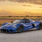 El Hennessey Venom F5 es una auténtica máquina de velocidad y potencia. Con un motor V8 biturbo que desarrolla 1,298 caballos de fuerza, este vehículo es capaz de alcanzar los 357 km/h en solo media milla, marcando un nuevo récord mundial. Su diseño es una combinación de inspiración clásica y tecnología de vanguardia, con una cabina que recuerda a la de un avión de alta gama. Limitado a solo 24 unidades, el Venom F5 ya ha dejado una marca indeleble en el mundo de los hiperdeportivos.
Punto clave: Velocidad extrema y exclusividad, con un precio que refleja su imponente rendimiento.