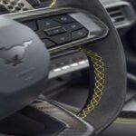 Una de las características más notorias del Mustang GTD Liquid Carbon es su interior, que resalta por la costura en Hyper Lime. Este color vibrante aparece en los asientos, el panel de instrumentos, las puertas y la consola central, lo que le da un toque de exclusividad y deportividad. La combinación de carbono y detalles de alta gama hace que este modelo no solo sea un vehículo de rendimiento, sino también una pieza de lujo para los fanáticos del diseño automotriz.
