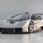 El GMSV SM L1 es una versión personalizada de un superdeportivo creado por Gordon Murray para un cliente único. Inspirado en el McLaren F1 GTR que ganó en Le Mans en 1995, el diseño del SM L1 es un tributo a la clásica elegancia y potencia del McLaren F1. El modelo mantiene las líneas distintivas del F1 GTR, pero con una actualización tecnológica que incorpora materiales de última generación y un enfoque aún más refinado en el rendimiento aerodinámico.