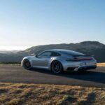El Porsche 911 Turbo 2025 sigue siendo uno de los deportivos más equilibrados del mundo. Con un precio base de 199.195 dólares, entrega 640 CV gracias a un sistema de tracción total con vectorización de par. No es solo un coche de pista, sino también un compañero para el día a día, que mantiene vivo el ADN Porsche con mejoras que se esperan en la versión 992.2.