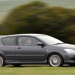 Mucho antes de que la moda de los hot hatch explotara en Europa, Toyota se adelantó con el Corolla 1.8 TS Compressor, una versión sobrealimentada que alcanzaba los 225 CV gracias a su compresor mecánico. Sus cifras eran prometedoras: 0 a 100 km/h en 6,9 segundos y velocidad punta de 230 km/h. Sin embargo, su comportamiento dinámico no estuvo a la altura, con una conducción menos emocionante de lo esperado. Apenas se produjeron 250 unidades, lo que lo convierte hoy en un verdadero unicornio.
