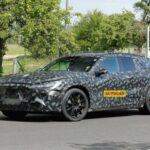 Con neumáticos 285/40 ZR22 XL en el eje delantero y 325/35 ZR22 XL en el trasero, este SUV eléctrico de AMG promete prestaciones de vértigo, comparables a un Porsche 911 GT3 RS. Se espera que las variantes más potentes alcancen más de 745 kW (1.000 CV). Además, AMG planea lanzar una berlina eléctrica a medida. Las entregas están previstas para finales de 2026.