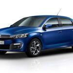 El azul encabeza la lista de los colores que más depreciación sufren. Con un 27,11% de pérdida promedio, los coches azules pueden hacer que pierdas hasta 12.400 dólares en comparación con su precio de compra. Aunque estéticamente atractivo, no siempre es la opción más rentable a largo plazo.