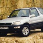 Antes del RAV4, los SUV eran robustos todoterrenos como el Land Rover Defender o el Suzuki SJ, muchos sin las comodidades que hoy damos por sentadas. Toyota tomó la plataforma del Corolla y creó un SUV compacto, eficiente y accesible, combinando estilo y practicidad. Su éxito ha llevado al RAV4 a cinco generaciones y ha inspirado toda una categoría de crossovers.