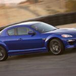 Un total de 158,000 unidades vendidas lo convierten en uno de los modelos más representativos de Mazda. El Mazda RX-8 llegó como sucesor del icónico RX-7 y se destacó por su motor rotativo Renesis. A pesar de su diseño atractivo, con las llamativas puertas suicidas y su espacioso interior, el RX-8 sufrió por un motor poco fiable que consumía mucho combustible y aceite. Este modelo se convirtió en un referente de Mazda, pero su fiabilidad no alcanzó las expectativas. A pesar de ello, es recordado por muchos como uno de los deportivos más innovadores de su tiempo.