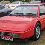 El Ferrari Mondial es quizás el ejemplo más claro de cómo un Cavallino Rampante puede fallar. Su estética era discreta para un Ferrari y su rendimiento, especialmente en la versión Mondial 8 de 1981, fue criticado duramente: 0-100 km/h en 9,3 segundos, cifras más propias de un SUV familiar moderno que de un deportivo italiano. Aunque accesible en precio dentro de la gama Ferrari, se ganó la fama de ser el menos emocionante de Maranello.
