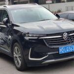 El Buick Envision destaca por su habitáculo sereno, gracias a la tecnología de cancelación activa de ruido, que convierte cada trayecto en una experiencia relajante. Sus materiales suaves al tacto y la opción de asientos en piel lo sitúan en un nivel de refinamiento superior dentro de su segmento.