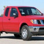 El Nissan Frontier se ganó fama como un pick-up robusto y apto para el todoterreno. Sin embargo, las unidades fabricadas entre 2005 y 2008 arrastran un fallo grave: la mezcla de líquido refrigerante con la transmisión, bautizado como “strawberry milkshake of death”. Este defecto puede provocar fallos catastróficos de transmisión si no se sustituye o refuerza el radiador original.