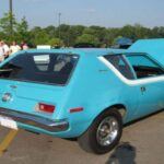 El AMC Gremlin nació como un experimento para competir con los compactos japoneses y europeos. Sin embargo, su diseño truncado —básicamente un AMC Hornet “cortado con hacha”— lo convirtió en un icono de lo antiestético. Time lo catalogó como uno de los 50 peores coches de la historia, y la crítica lo destrozó por su falta de equilibrio visual y su calidad mecánica irregular.