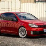 El Volkswagen Golf es un referente de la versatilidad europea. Compacto, práctico y eficiente, este modelo ofrece una longevidad notable que lo convierte en una apuesta segura en el mercado de ocasión. Sus motores han demostrado ser sólidos, y su diseño atemporal asegura una buena experiencia de conducción, incluso frente a rivales más recientes.