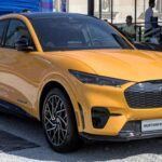 El Ford Mustang Mach-E fue recibido como la gran apuesta americana para desafiar a Tesla. Sin embargo, las primeras unidades de 2021 han mostrado fallos en la gestión del sistema eléctrico. Algunos usuarios han reportado bloqueos en el software de la batería que reducen la autonomía e incluso apagados inesperados, lo que empaña la experiencia de conducción.