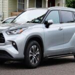 El Toyota Highlander es un SUV de tamaño medio con una vida útil estimada de 218,075 millas. Reconocido por su conducción suave y características pensadas para la familia, destaca por su espaciosa cabina y avanzadas tecnologías de seguridad, ofreciendo tranquilidad a los padres en cada viaje.