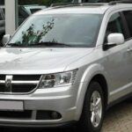El Dodge Journey, pese a su precio asequible, ha sido criticado por su diseño anticuado y la falta de características modernas. Sus prestaciones y calificaciones de seguridad están por detrás de competidores más recientes, lo que contribuye a su rápida pérdida de valor.