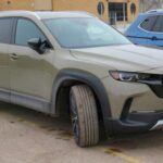 El Mazda CX-50 combina el refinamiento de la marca con una clara orientación outdoor. Su carrocería más ancha, mayor altura libre al suelo y diseño robusto lo hacen perfecto para escapadas al campo, sin renunciar a un interior cómodo y sofisticado. Conserva el tacto de conducción ágil de Mazda, lo que lo convierte en un SUV muy completo.