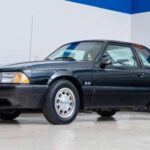 El Mustang LX 5.0 de 1987 no era el más veloz de su tiempo, pero sí uno de los más accesibles y divertidos. Con su V8 de 5.0 litros que entregaba 225 CV y 300 lb-ft, alcanzaba los 225 km/h, lo que lo convirtió en un misil económico. Su ligereza y facilidad de modificación lo hicieron favorito de los entusiastas.