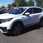 El Honda CR-V 2024 estrena un diseño más agresivo, con líneas afiladas y un frontal renovado que refuerza su presencia en ciudad y carretera. Este modelo siempre ha destacado por su fiabilidad y eficiencia, pero ahora añade un aire mucho más moderno y deportivo.

En el interior, el CR-V ofrece mayor confort y conectividad gracias a un sistema multimedia actualizado y múltiples ayudas a la conducción. Un SUV ideal tanto para familias como para quienes buscan un coche práctico para el día a día sin renunciar a un diseño atractivo.