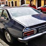 El Lancia Beta, nacido en los años 70, pretendía ser una berlina práctica con el encanto del diseño italiano. Y aunque ofrecía un gran comportamiento dinámico, sus problemas de corrosión fueron tan graves que lo bautizaron como “el coche que se disolvía antes tus ojos”.
Lo que pudo ser un símbolo de calidad italiana acabó siendo una advertencia sobre la importancia del control de calidad en la industria.