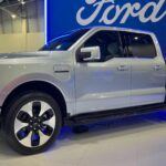 La Ford F-150 Limited sigue siendo la referencia del segmento. Equipada con un motor V6 EcoBoost de 3.5 litros, entrega potencia más que suficiente para viajes largos o rutas todoterreno. Su interior luce asientos de cuero premium, techo panorámico y un sistema de sonido Bang & Olufsen que convierte cualquier trayecto en una experiencia sensorial.

En el apartado tecnológico, la F-150 incorpora el sistema SYNC 4 con pantalla táctil de gran tamaño, junto con asistentes avanzados de seguridad como el control de crucero adaptativo y el asistente de mantenimiento de carril. Un equilibrio perfecto entre lujo y prestaciones.