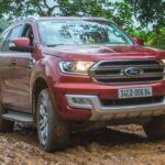 El Ford Everest es un SUV de tres filas que comparte plataforma con la Ford Ranger y que se vende en mercados como Australia, Sudáfrica o Filipinas. Disponible con motores diésel y gasolina, ofrece capacidades todoterreno de primer nivel, incluyendo diferencial trasero bloqueable y modos de conducción para distintos terrenos. Su interior refinado y tecnológico, con pantalla de hasta 12 pulgadas y sistema SYNC 4, lo convierten en un SUV tan robusto como sofisticado.