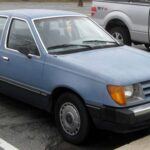 Lanzado en los años 80 como sedán económico y aerodinámico, el Ford Tempo prometía eficiencia, pero entregaba decepción. Con apenas 90 CV y un comportamiento torpe en curvas, su conducción era todo menos inspiradora. Los problemas de transmisión terminaron de hundirlo, convirtiéndolo en uno de los grandes olvidados de la marca.