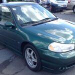 Entre 1998 y 2000, el Ford SVT Contour sorprendió con un motor V6 de 2.5 litros y 200 CV, cifras muy respetables para una berlina de su época. Su aceleración de 0 a 100 km/h en menos de 7 segundos lo hacía atractivo para los más entusiastas. Sin embargo, el auge de los SUV y la falta de marketing lo condenaron al olvido.