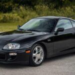 El Toyota Supra MkIV (1993-1998) es probablemente el coche japonés más icónico de los 90. Compacto, pero con un enorme potencial de preparación, destacó en drag races, Le Mans y pruebas de velocidad. Hoy, sus precios se disparan: desde 14.000 dólares hasta unidades con más de 300.000 km que alcanzan los 239.900 dólares, como se ha visto en ClassicCars.com. Un mito del JDM que sigue subiendo de valor.