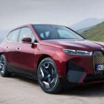 El BMW iX es el SUV eléctrico insignia de la marca, destacando por su estilo futurista y un interior de alta gama con controles de vidrio óptico y luz ambiental. Su tecnología de electrificación de primer nivel lo posiciona como una referencia en el segmento de SUV eléctricos de lujo, ofreciendo comodidad y eficiencia sin renunciar al prestigio BMW.