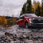 Este gigante estadounidense es sinónimo de trabajo duro. Con un 43,6% de posibilidades de superar los 400.000 km, la F-250 ha demostrado ser un camión confiable en los entornos más exigentes. Sus motores diésel y gasolina están diseñados para soportar cargas pesadas y condiciones extremas, convirtiéndolo en un favorito de agricultores, transportistas y profesionales de la construcción.