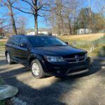 Lanzado en 2009, el Dodge Journey se mantuvo en producción más de una década a pesar de sus problemas. Su tecnología obsoleta, interiores de baja calidad y motor poco eficiente lo convirtieron en habitual de las listas de “coches más poco fiables”. Aunque su diseño parecía atractivo, su desempeño dejaba mucho que desear.