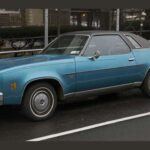 El Chevrolet Chevelle Malibu de mediados de los años 70 sufrió los efectos de las normativas de emisiones, que redujeron la potencia de sus motores. El modelo 1974, por ejemplo, ofrecía un rendimiento muy inferior al de sus predecesores, con un diseño menos inspirado. Aun así, sigue siendo popular en proyectos de restauración clásica, aunque no es ideal para quienes buscan emoción al volante.