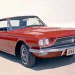 El Thunderbird, lanzado en 1955, nació como un deportivo puro que competía con el Chevrolet Corvette. Con los años se convirtió en un modelo más grande y lujoso, incluso participando en NASCAR hasta 1997. Su breve regreso entre 2002 y 2005 con diseño retro mostró que todavía había interés por el T-Bird, un clásico que combinaba estilo y herencia deportiva.
