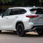Con un precio desde $41,815, el Highlander ofrece capacidad para 7-8 pasajeros y mantiene un alto valor de reventa. Su modelo híbrido alcanza hasta 36 mpg, ideal para ahorrar combustible en viajes familiares. La combinación de confiabilidad, espacio y eficiencia hace de este SUV una opción inteligente para familias que buscan versatilidad.