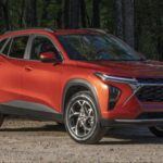 El primer SUV en nuestro ranking es el Chevrolet Trax, un modelo compacto que ha demostrado ser uno de los más vendidos de General Motors. Con más de 119.500 unidades vendidas hasta mediados de 2025, este pequeño crossover combina eficiencia y diseño práctico. Aunque ensamblado en Corea y sujeto a posibles aranceles, su rendimiento comercial se mantiene sólido, convirtiéndolo en una opción asequible para familias y conductores urbanos que buscan un vehículo confiable.