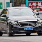 El Mercedes-Benz E-Class es uno de los sedanes de lujo más vendidos del planeta. Su cambio automático destaca por mantener suavidad incluso con muchos kilómetros a sus espaldas, y su sistema de climatización conserva precisión durante años. Sin embargo, aunque presume de fiabilidad en componentes clave, los altos costes de mantenimiento y reparaciones electrónicas pueden hacer que su durabilidad práctica no siempre cumpla las expectativas de quienes lo eligen.