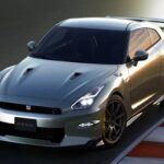 El Nissan GT-R es un icono de la ingeniería japonesa y un coche soñado por muchos. Pero mantenerlo en forma cuesta una fortuna: las reparaciones de frenos superan fácilmente los 1.000 dólares y cada neumático puede costar más de 300 dólares. Si no se tiene un presupuesto holgado en la jubilación, este deportivo puede convertirse rápidamente en un quebradero de cabeza económico.