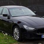 El Maserati Ghibli es un emblema de la excelencia italiana, con un diseño impresionante y una conducción que no pasa desapercibida. Sin embargo, su mantenimiento puede sorprender incluso a los dueños más experimentados. Las reparaciones y el servicio regular son caros, principalmente debido a los repuestos de alta calidad y la especialización necesaria en sus componentes de alto rendimiento, como frenos y neumáticos. Un mantenimiento constante es esencial para mantener este coche en condiciones óptimas, lo que lo convierte en una inversión financiera considerable a largo plazo.