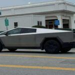 El Tesla Cybertruck fue uno de los modelos más anticipados de los últimos años, con su diseño futurista y promesas de innovación. Sin embargo, muchos compradores se han arrepentido profundamente. Los paneles exteriores son conocidos por caerse fácilmente, el sistema eléctrico presenta fallos frecuentes y la aceleración, aunque espectacular en teoría, no es tan fiable en la práctica. Para muchos, el Cybertruck no cumplió con las altas expectativas y resultó en una compra decepcionante.