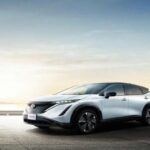 El Nissan Ariya es un competidor sólido en el mercado de los SUV eléctricos. Con hasta 304 millas de autonomía, es perfecto tanto para el uso diario como para escapadas de fin de semana. Su tracción total e-4ORCE garantiza un manejo seguro y confiable, mientras que su interior tipo salón ofrece una experiencia cómoda y relajante.

El sistema de infotenimiento, con integración de Google, facilita la navegación y la localización de estaciones de carga. Aunque sus controles táctiles pueden no ser tan intuitivos como los botones tradicionales, el Ariya ofrece un paquete atractivo a partir de $40,000, lo que lo convierte en una alternativa refinada a los vehículos de Tesla.