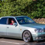 El Lexus LS400 se presentó como un competidor directo para los grandes del lujo europeo. Con una inversión de más de $1,000 millones en su desarrollo, Lexus puso en marcha un coche que no solo alcanzaba la calidad de marcas como BMW o Mercedes-Benz, sino que también desafiaba a Rolls Royce y Bentley en términos de confort y fiabilidad. Su motor V8 1UZ de 8 cilindros es conocido por su robustez, y la ingeniería meticulosa de su suspensión lo convierte en una experiencia de conducción sublime.

Con un diseño refinado, el LS400 sigue siendo una opción atractiva para los amantes del lujo japonés. A pesar de no ser 