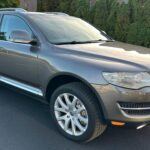 El Volkswagen Touareg V10 TDI es una de las joyas del segmento SUV, con un motor V10 de 5.0 litros que entrega hasta 309 caballos de fuerza y un impresionante torque de 553 lb-ft. Su capacidad de remolque de 7,716 libras lo convierte en una máquina formidable para tareas pesadas. A pesar de su retiro tras el escándalo de emisiones, este modelo sigue siendo una de las opciones más interesantes por su capacidad todoterreno, rendimiento y lujo.

Aunque el mantenimiento puede ser costoso debido a la complejidad de su motor, el Touareg V10 TDI sigue siendo una excelente inversión si buscas potencia y una gran capacidad de remolque.