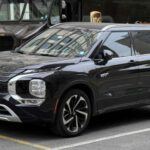El Mitsubishi Outlander mantiene un diseño llamativo, pero su motor insuficiente y la transmisión CVT generan una sensación de desconexión al acelerar. La dirección carece de precisión y la respuesta del vehículo al volante es poco intuitiva, haciendo que la conducción diaria resulte frustrante.