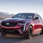 El Cadillac CT4-V Blackwing es un sedán que combina discreción con potencia bruta. Su motor V6 biturbo de 3.6 litros genera 472 caballos de fuerza y 445 lb-pie de torque, disponible con transmisión manual de seis velocidades o automática de diez. Con tracción trasera, acelera de 0 a 100 km/h en 4.0 segundos y alcanza una velocidad máxima de 189 MPH, dejando atrás a muchos muscle cars clásicos.