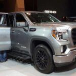 El GMC Sierra 1500 ofrece un equilibrio entre comodidad y robustez. Con un motor confiable y una construcción sólida, es capaz de realizar tanto tareas pesadas como recorridos diarios sin comprometer la experiencia de conducción. Muchos propietarios reportan superar las 300.000 millas con un mantenimiento adecuado, lo que lo convierte en una apuesta segura para quienes valoran la longevidad.