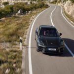 El Porsche Panamera sigue siendo un fenómeno en el mercado de segunda mano. Con precios entre 75.000 y 95.000 dólares, este sedán combina el confort de una gran berlina con el ADN deportivo de la marca de Stuttgart. Los V6 ya ofrecen un rendimiento notable, pero las versiones 4S y Turbo compiten directamente con deportivos puros. En carretera, su dirección precisa y su suspensión afinada lo convierten en un coche para quienes buscan estatus y emoción al volante.