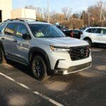 El Honda Pilot ha sido durante años un referente en espacio interior, y su versión 2023 mantiene esta reputación. La tercera fila está diseñada para que incluso adultos puedan viajar cómodos, con un acceso sencillo que lo hace ideal para familias numerosas. Además, su completo equipamiento de seguridad y tecnología refuerzan su posición como una compra inteligente.