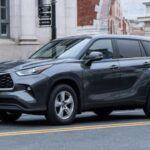 El Toyota Highlander recibirá un rediseño que enfatiza un estilo más moderno y un interior más espacioso. La versión 2026 incorporará nuevas tecnologías de seguridad y mejoras en su tren motriz híbrido, manteniendo su reputación como SUV familiar confiable y versátil tanto en ciudad como en carretera.