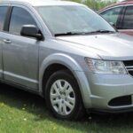 El Dodge Journey de 2009 a 2016 ha sido duramente criticado por su rendimiento discreto y problemas mecánicos frecuentes. Los propietarios reportan fallos en frenos, sistema eléctrico y motor, lo que genera elevados costes de mantenimiento. Con la evolución de los SUV modernos, este modelo pierde atractivo frente a alternativas más fiables y eficientes.